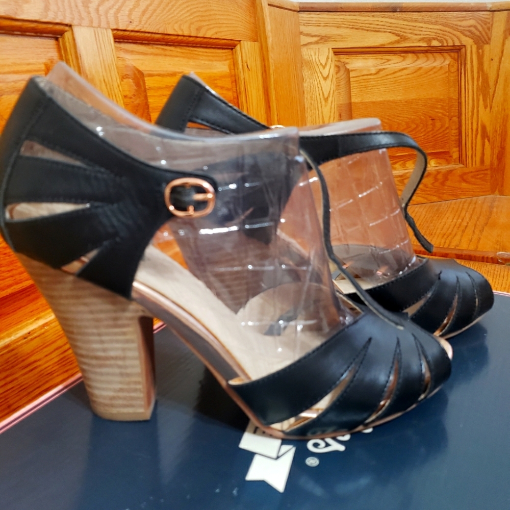 Seychelles on the floor black leather 8.5